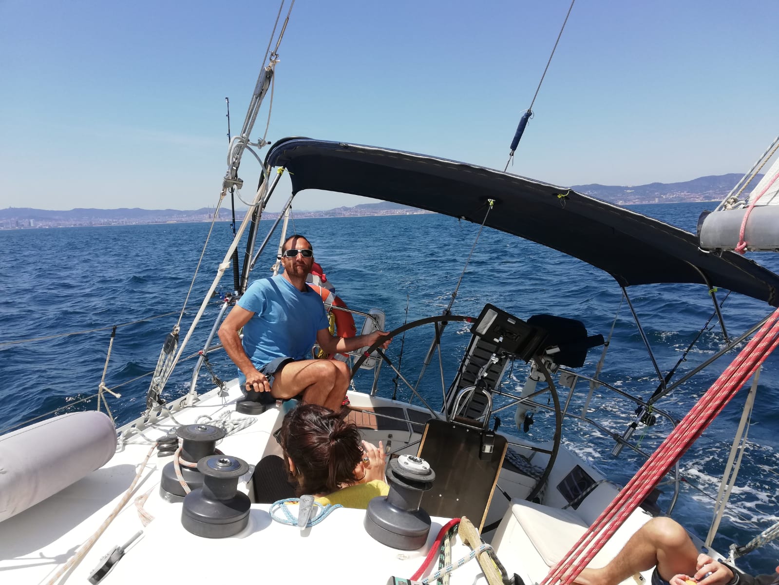 Alejandro Moggia al timón de un velero en navegación